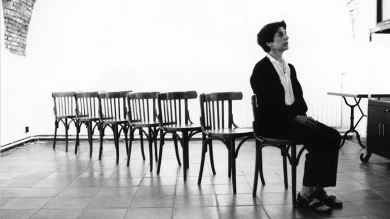 Esther Ferrer, Canon para siete sillas. Performance, 1990