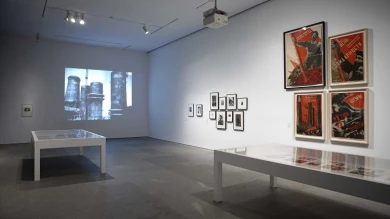 Vista de sala de la exposición Una luz dura, sin compasión. El movimiento de la fotografía obrera, 1926-1939, 2011