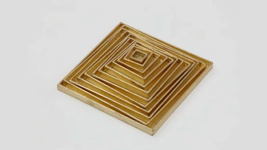 Mathias Goeritz. Pirámide de doce cajas apiladas, 1961. Madera y pan de oro. Colección Museo Nacional Centro de Arte Reina Sofía. D.R. © MATHIAS GOERITZ, 1961. BAJO LICENCIA DE L.M. DANIEL GOERITZ Y GALERÍA LA CAJA NEGRA, MADRID