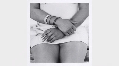 David Goldblatt. Woman smoking, Fordsburg, Johannesburg (Mujer fumando, Fordsburg, Johannesburgo), 1975. Fotografía. Museo Reina Sofía