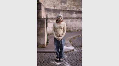 Benvenuto Chavajay, Hombres de maíz. Performance ritual en el cementerio Père Lachaise, París, 2019