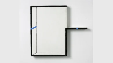 Edward Krasiński, Interwencja, 1990. Acrílico sobre tablero de fibra y madera y cinta azul. © Grażyna Kulczyk Collection. Foto: Bartek Buśko