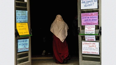 Eliza Arrieta. El barrio de Lavapiés exige intérpretes a las puertas de su centro de salud. Madrid, 2020