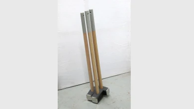 Juan Luis Moraza. Paragreenberg, 2010. Hierro niquelado, madera. Colección del autor