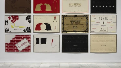 Vista de sala de la exposición. Marcel Broodthaers, Una retrospectiva, 2016