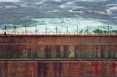 Marisa González, El muro, de la serie «Nuclear Lemóniz», 2993-2004. Fotografía analógica digitalizada sobre aluminio encapsulado, 100x150cm. © Marisa González, VEGAP, Madrid, 2025