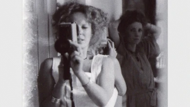 Delphine Seyrig y la actriz Viva Lors, durante el rodaje de Sois belle et tais-toi [Se hermosa y cállate]. Fotografía, 1975. Cortesía de Archivo Seyrig
