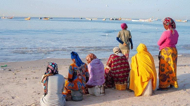 Elise Fitte-Duval, Des mareyeuses attendent les pêcheurs tôt le matin, sur la plage de Bargny [Mujeres procesadoras de pescado esperan a los pescadores temprano por la mañana en la playa de Bargny], 2019
