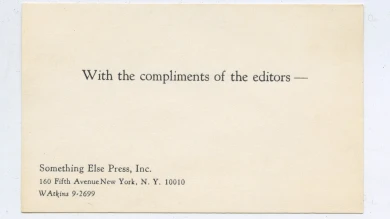 With the compliments of the editors [Gentileza de los editores], tarjeta de Something Else Press incluida en sus libros, s. f. The Emily Harvey Foundation, Nueva York