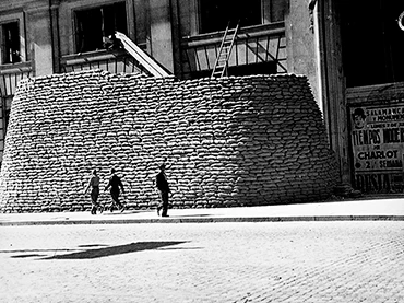 Juan Pando Barrero. Pirámide de sacos terreros cubre la Telefónica, 1938. Instituto del Patrimonio Cultural de España, Madrid, Ministerio de Cultura y Deporte.