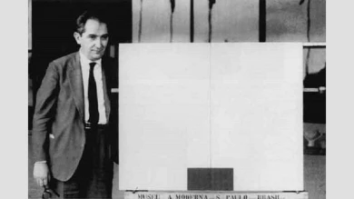 Mario Pedrosa en el Museo de Arte Moderno de São Paulo (MAM-SP), con la obra de Milton Da Costa. Fotografía, 1961