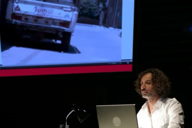 Rabih Mroué. The Inhabitants of Images. Performance, 2009. Fotografía: Ernesto Donegana