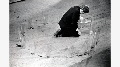 Dorine van der Klei, Zyklus for Water-Pails [Zyklus para cubos de agua], performance de Tomas Schmit, Ámsterdam, 18 de diciembre, 1963. Cortesía de la artista