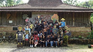 Taller con wayang kardus de Taring Padi en Omah Kendeng Pati, Java Central, Indonesia, 2021