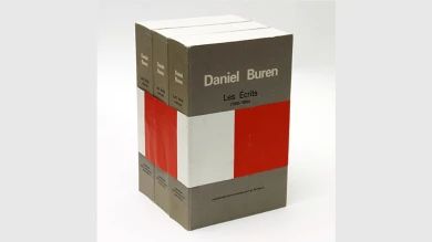 Daniel Buren, Les Écrits (1965-1990), Burdeos: CAPC musée d’art contemporain, 1991.  Museo Nacional Centro de Arte Reina Sofía.  Foto: Centre for Artists’ Publications, Weserburg, Bremen. © DB – VEGAP, Madrid, 2016.