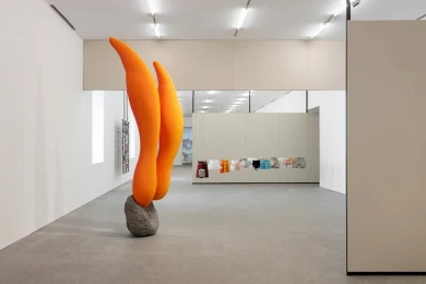 Vista de la Sala 13 «Nuevos materialismos». En primer plano: Teresa Solar Abboud, Tuneladora, 2022. Depósito indefinido de la Fundación Museo Reina Sofía, 2022 (Donación de TBA21 Thyssen-Bornemisza Art Contemporary). © Teresa Solar, VEGAP, Madrid, 2026. Al fondo: Ana Laura Aláez, Tigras y felinas, 1994. Museo Reina Sofía. © Ana Laura Aláez, VEGAP, Madrid, 2026. Fotografía: Roberto Ruiz