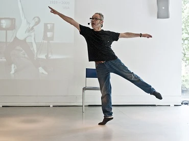 Toni Jodar en una de sus conferencias performativas sobre danza moderna y contemporánea. Fotografía: Pau Ros
