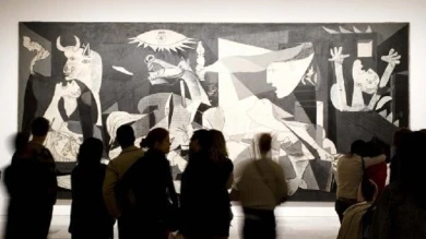 Grupo de personas en una visita inclusiva frente a Guernica