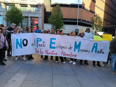 Imágenes de la concentración “¡NO al Pacto Europeo de Migración y Asilo. En lucha contra las políticas inhumanas y racistas!”, 11 de abril de 2024, Plaza de Callao, Madrid. Fotografía: Red Solidaria de Acogida