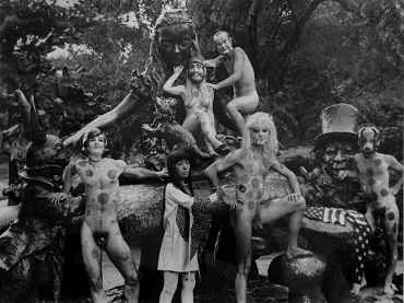 Yayoi Kusama. Alice in Wonderland, 1968. Happening