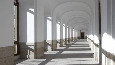 Vista del claustro de la tercera planta del Edificio Sabatini, en el Museo Reina Sofía
