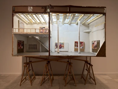 Thomas Hirschhorn, Art Center 6 (Blow Down) [Centro de arte 6 (Reducción)], 2001, instalación, Museo Nacional Centro de Arte Reina Sofía. Donación de la Colección Meana Larrucea. Archivo fotográfico Museo Reina Sofía