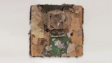 Bruce Conner. SPIDER LADY HOUSE [Hogar de la señora araña], 1959. Madera, nailon, patín de hielo, partes de muñeca, cuerda, joyas, plumas, pelo de animal, corchos, papel pintado y papel sobre madera. Colección del Oakland Museum de California. Donación de la Collectors Gallery y del National Endowment for the Arts ©Bruce Conner, VEGAP, Madrid, 2016 