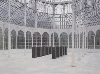 Vista de sala de la exposición. Ülrich Rückriem: estela y granero, 1989