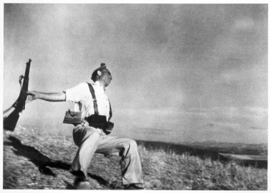 Robert Capa. Muerte de un miliciano republicano [Cerro Muriano, frente de Córdoba, 5 septiembre 1936], 1936 copia 1998. Fotografía. Colección Museo Nacional Centro de Arte Reina Sofía, Madrid