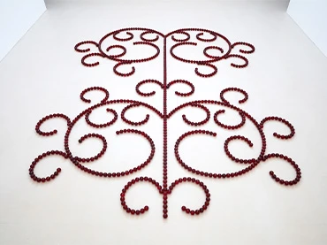 Vista de la exposición James Lee Byars. Perfecta es la pregunta, 2024