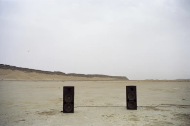 Oliver Laxe, HU/هُوَ. Bailad como si nadie os viera, instalación, 2025