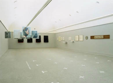 Exhibition view. Versiones del Sur: Cinco propuestas en torno al arte en América. Heterotopías. Medio siglo sin-lugar: 1918-1968, 2000
