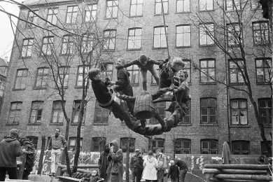 Palle Nielsen, Un grupo de activistas de diferentes organizaciones en Dinamarca despejaron un patio trasero en Stengade 52 en el área de Nørrebro en Copenhague el 31 de marzo de 1968 y en su lugar construyeron un parque infantil. Esto se hizo para llamar la atención sobre la falta de terrenos de juego, así como una remodelación general de la zona. © VEGAP, Madrid, 2014 © PETERSEN ERIK / Polfoto