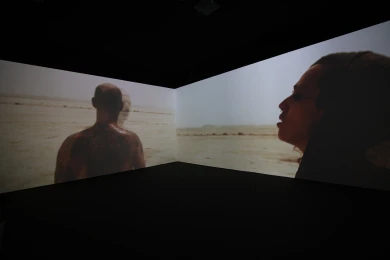 Oliver Laxe, HU/هُوَ. Bailad como si nadie os viera, instalación, Museo Reina Sofía, 2025