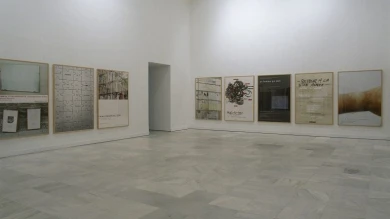 Vista de sala de la exposición. Ignasi Aballí. Desapariciones, 2002