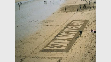 Daniel García Andújar. Estamos vigilando, 1994. Intervención en espacio público, imagen de la playa de La Concha, San Sebastián. Medidas variables. Cortesía del artista