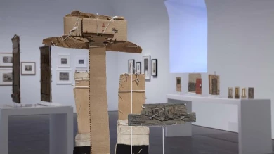 Vista de sala de la exposición. James Castle. Mostrar y almacenar, 2011