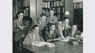 Primer grupo de estudiantes chilenos que viajan a la Universidad de Chicago (1956) para cursar estudios de economía bajo la enseñanza de Milton Friedman. Cortesía: Carlos Massad
