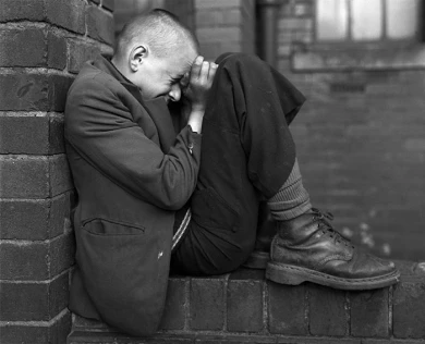 Chris Killip. Joven en un muro, Jarrow, Tyneside, 1976. Cortesía Museum Folkwang, Essen © Chris Killip