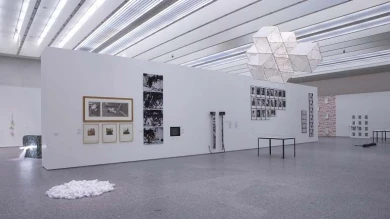 Vista de sala de la exposición. El arte sucede. Origen de las prácticas conceptuales en España (1965-1980), 2005