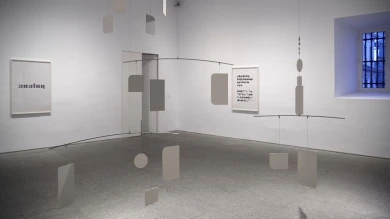 Vista de sala de la exposición. Dorit Margreiter. Descripción, 2011