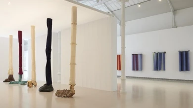 Vista de sala de la exposición Luciano Fabro, 2014