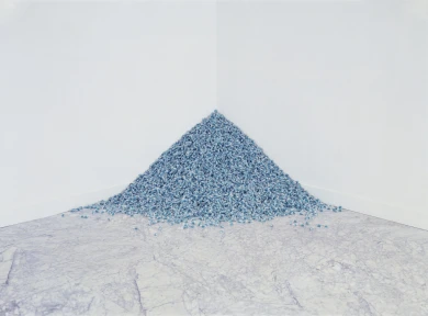 Felix Gonzalez-Torres. “Untitled” (Revenge), 1991. Caramelos azules en envoltorios transparente, suministro interminable.
