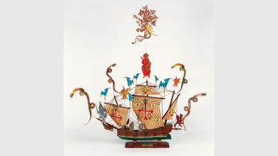  León Ferrari, Santa María (Carabela, detalle de La justicia / 1492-1992. Quinto centenario de la Conquista), 1992. Instalación 