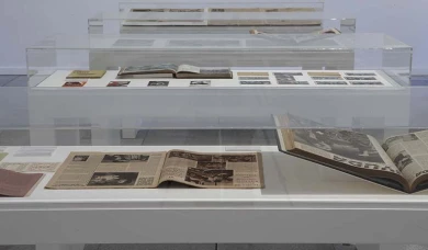Vista de sala de la exposición. Una luz dura, sin compasión. El movimiento de la fotografía obrera, 1926-1939, 2011