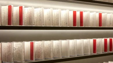 Vista de la exposición Francesc Tosquelles. Como una máquina de coser en un campo de trigo, 2022