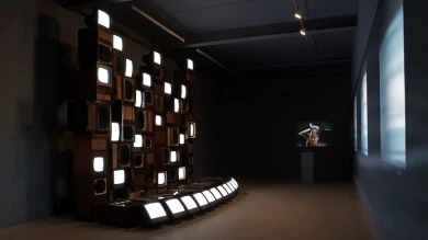 Vista de sala de la exposición. Primera generación. Arte e imagen en movimiento (1963-1986), 2006