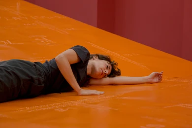 Laia Estruch, <em>Ganivet</em> (Cuchillo/Knife), 2020. Vista de la activación en la Fundació Joan Brossa, Barcelona. Colección de la artista y Galería Ehrhardt Flórez. Fotografía: Eva Carasol