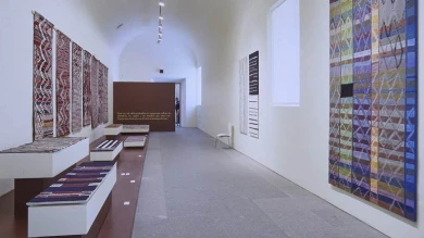 Vista de sala de la exposición. Tejidos marroquíes. Teresa Lanceta, 1999