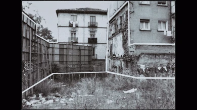 Asociación Cultural Maelström y Red de Lavapiés. Érase una vez Lavapiés y otros cuentos. Paseo de vivienda. Madrid, 2001. Fotografía sin autoría